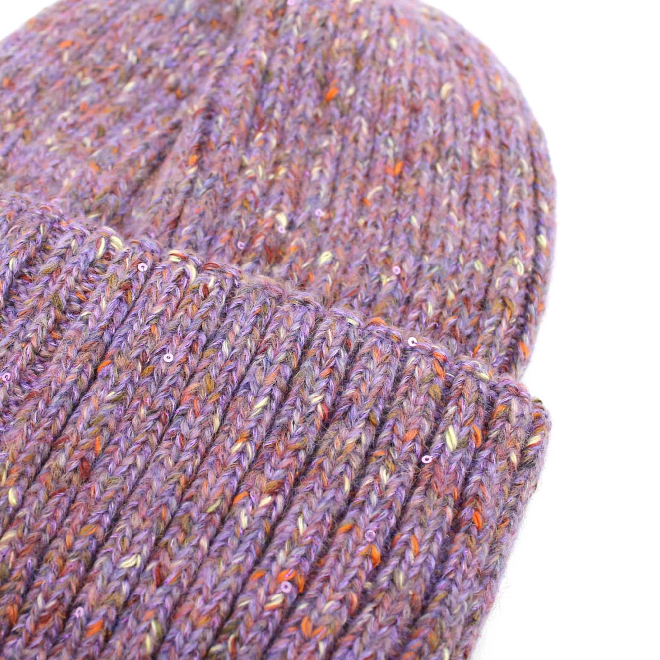 Dies ist eine gestrickte Wintermütze in einem wunderschönen melierten Lila. Die Mütze hat einen klassischen Rippenbund, der hochgeklappt werden kann, und ist im glatt rechts gestrickten Zustand. Das Garn hat einen melierten Effekt, der verschiedene Lila-, Lavendel- und andere Komplementärfarben kombiniert und ihr ein sattes, strukturiertes Aussehen verleiht.