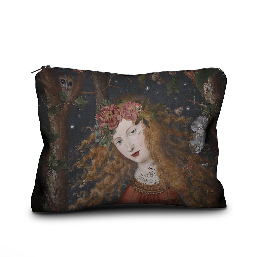 Kosmetiktasche mit Reißverschluss, bedruckt mit einer Illustration einer Frau mit langen, lockigen Haaren, Blumenkranz und Sternenhimmel im Hintergrund