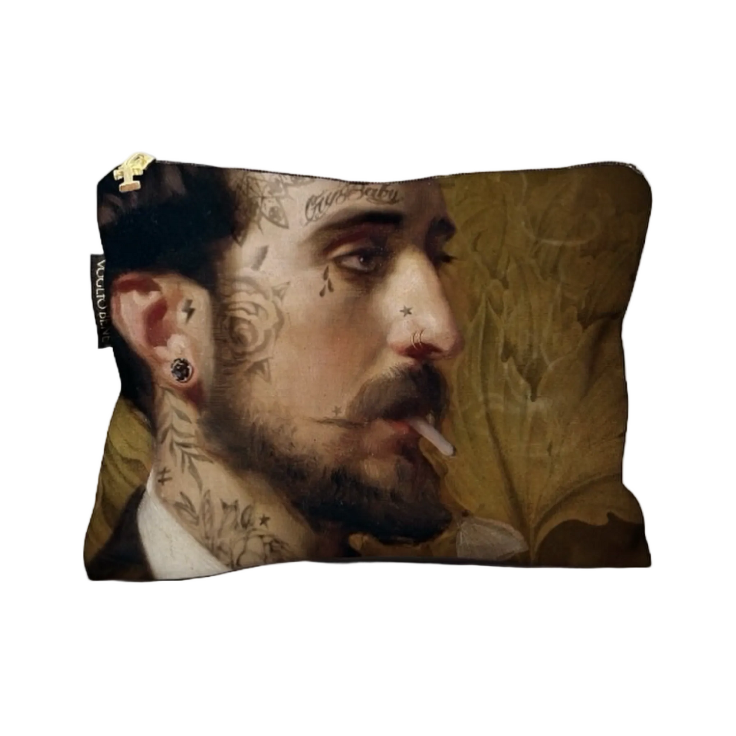 Tasche mit Reißverschluss, bedruckt mit einem Porträt eines Mannes mit dunklen Haaren und Tätowierungen am Hals, Zigarette im Mund, vor einem goldfarbenen Hintergrund