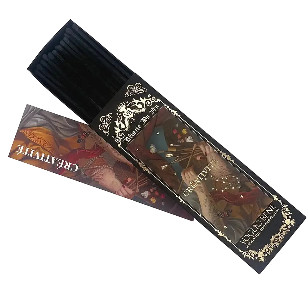 Dekorative Streichholzschachtel mit klassischer Renaissance-Kunstreprodukation, zeigt zwei elegant gekleidete Figuren in romantischer Szene mit Blütenblättern. Schwarze Verpackung mit goldenen Ornamenten und floralen Motiven. Schachtel teilweise geöffnet, Kunstdruck auf Hülle und Innenteil sichtbar. Marke ‘VOGLIO BENE’ auf eleganter schwarzer Verpackung.