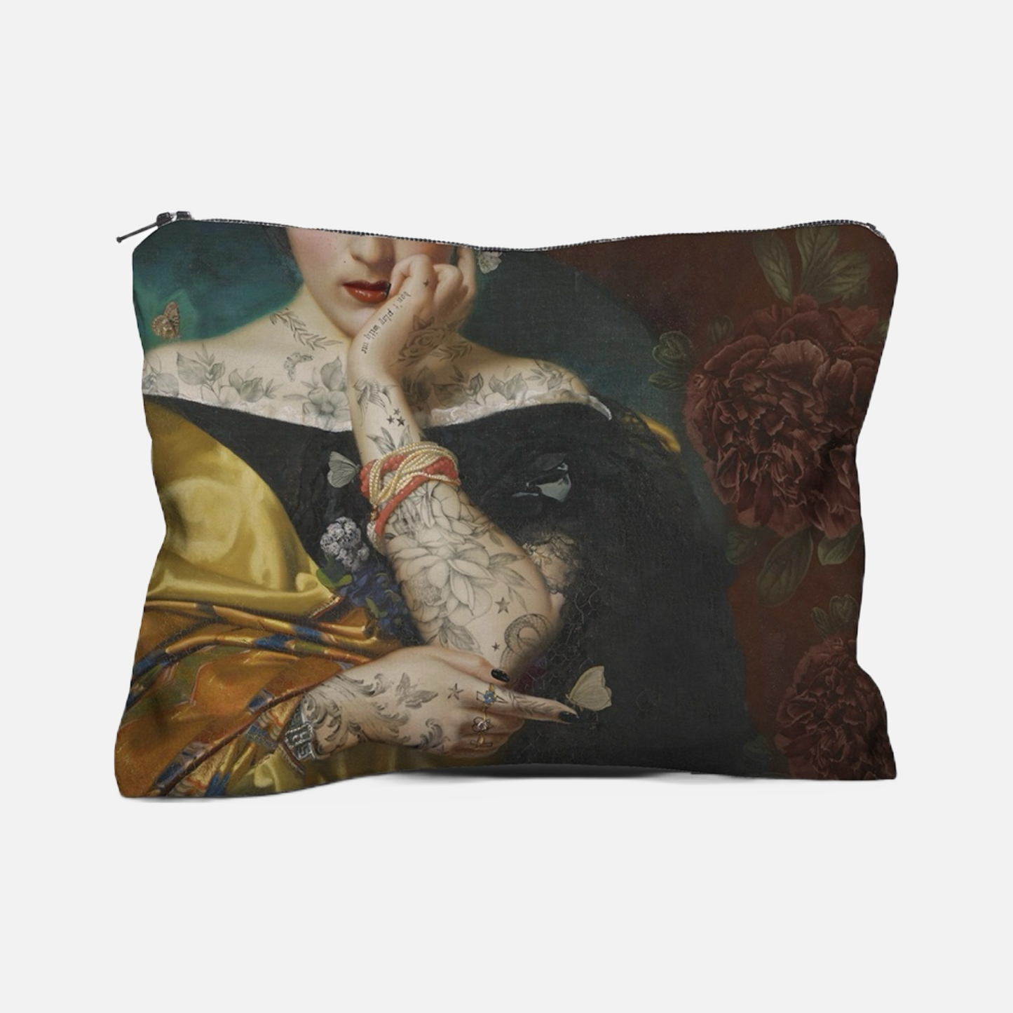 Kosmetiktasche mit Motiv einer tätowierten Frau in einem schwarzen Kleid und gelbem Schal vor dunklem Hintergrund mit roten Blumen