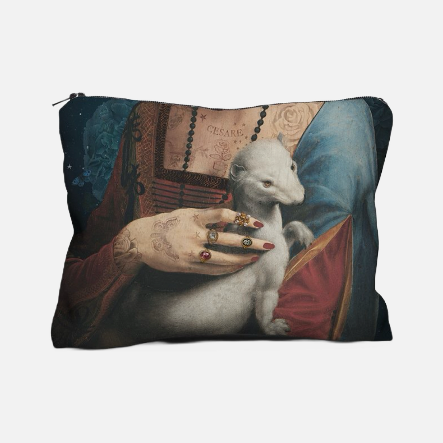 Kosmetiktasche mit Motiv einer Hand mit roten Fingernägeln und Ringen, die einen weißen Hermelin hält