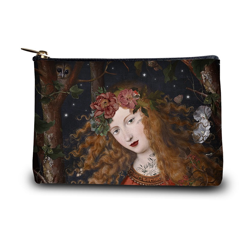 Kosmetiktasche mit Motiv einer Frau mit langem, lockigem roten Haar, Blumenkranz und Sternenhimmel im Hintergrund