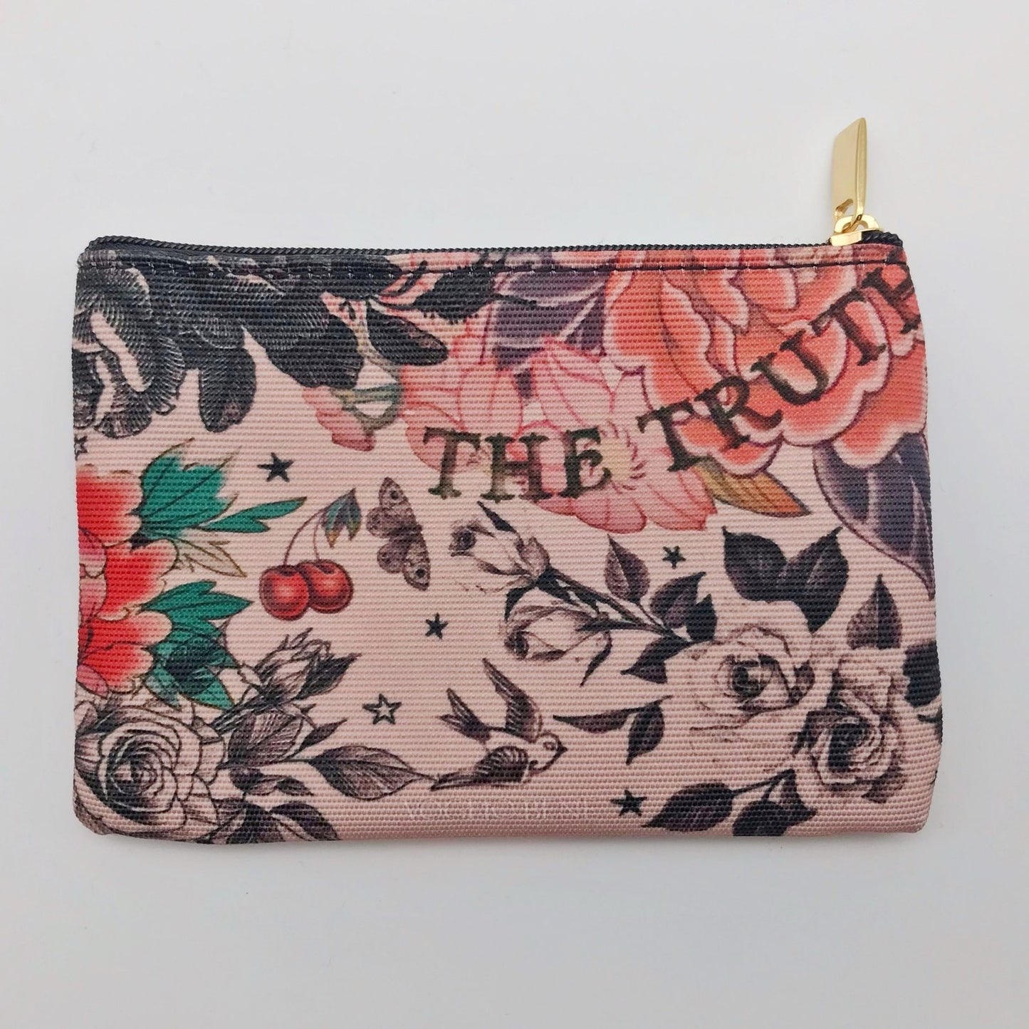 Geldbörse mit Blumen, Schmetterling, Kirschen, Schriftzügen 'THE TRUTH', 'Fight' und 'VOGLIO BENE' auf rosa Hintergrund