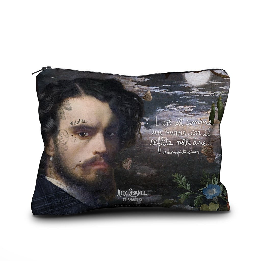 Kosmetiktasche mit Motiv eines Mannes in viktorianischer Kleidung vor einem dunklen, blumigen Hintergrund