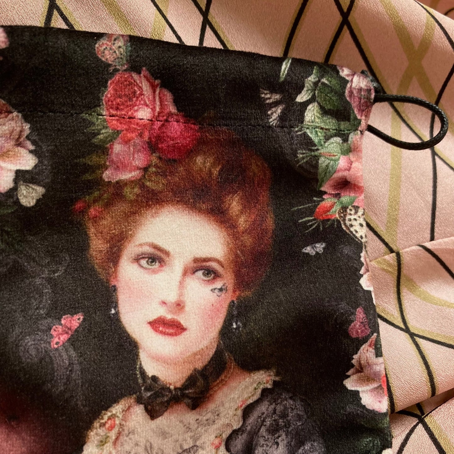 Frauengesicht auf Samtbeutel