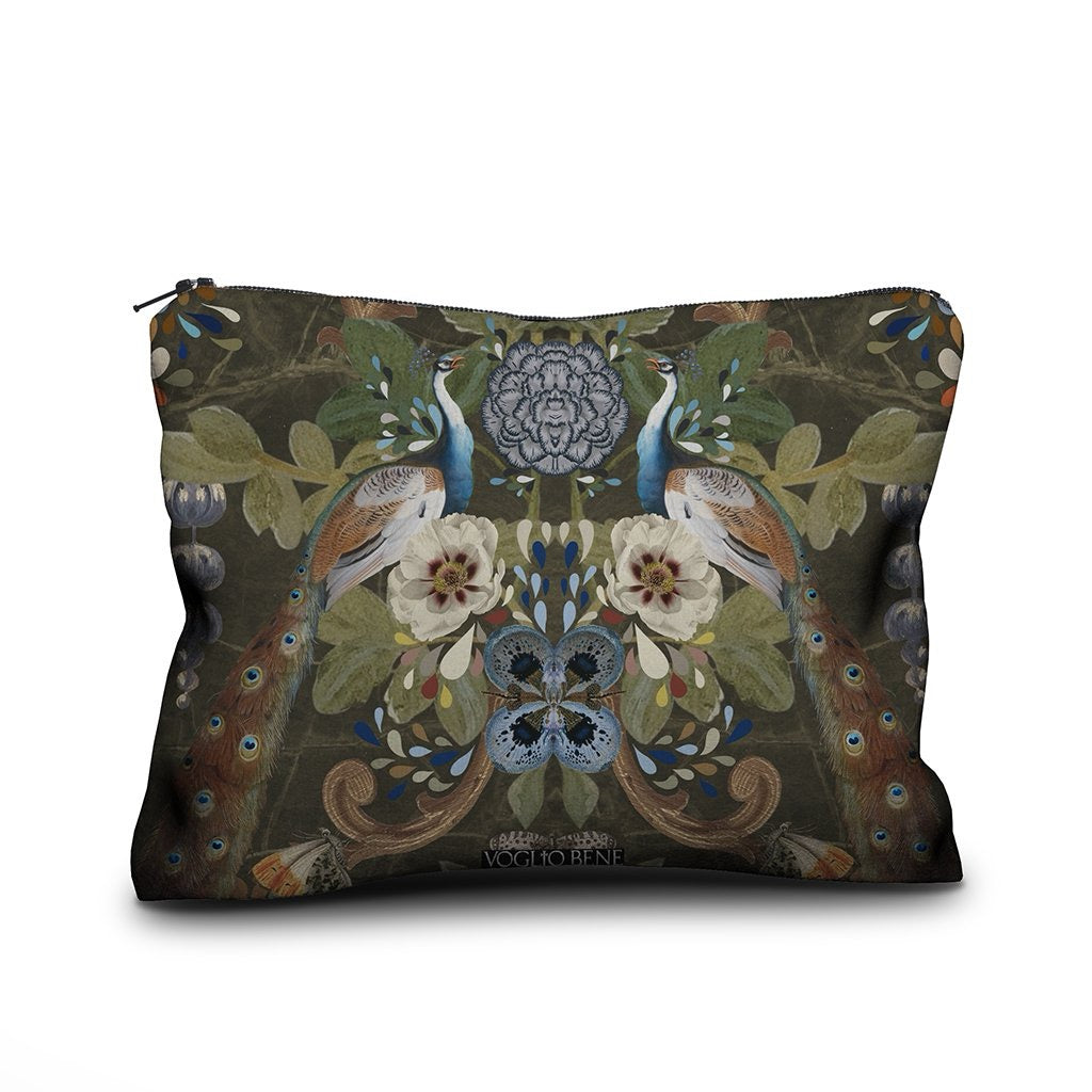 Kosmetiktasche mit symmetrischem Muster aus Pfauen, Blumen und Blättern auf dunklem Hintergrund