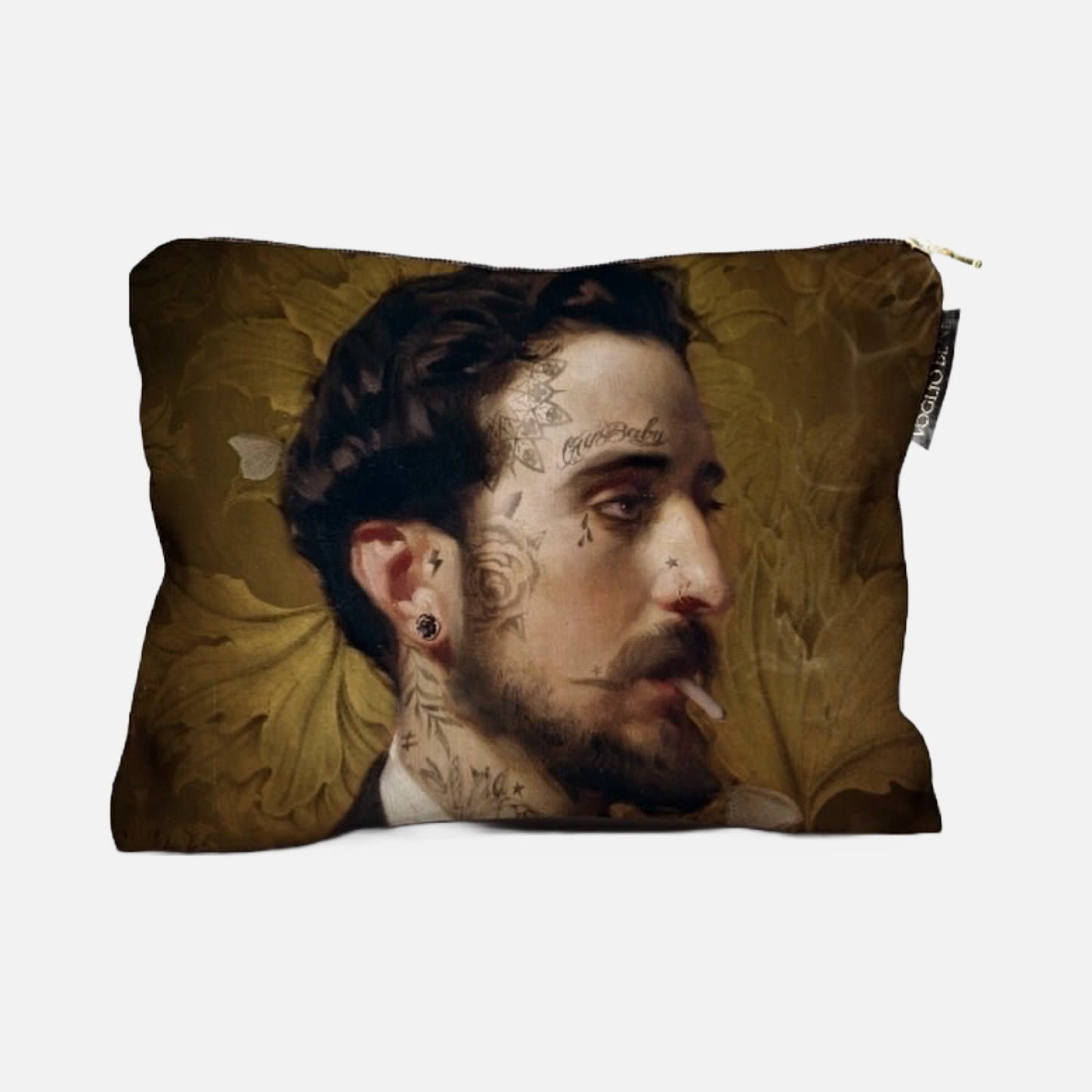 Tasche mit Reißverschluss, bedruckt mit einem Porträt eines Mannes mit dunklen Haaren und Tätowierungen am Hals, Zigarette im Mund, vor einem goldfarbenen Hintergrund