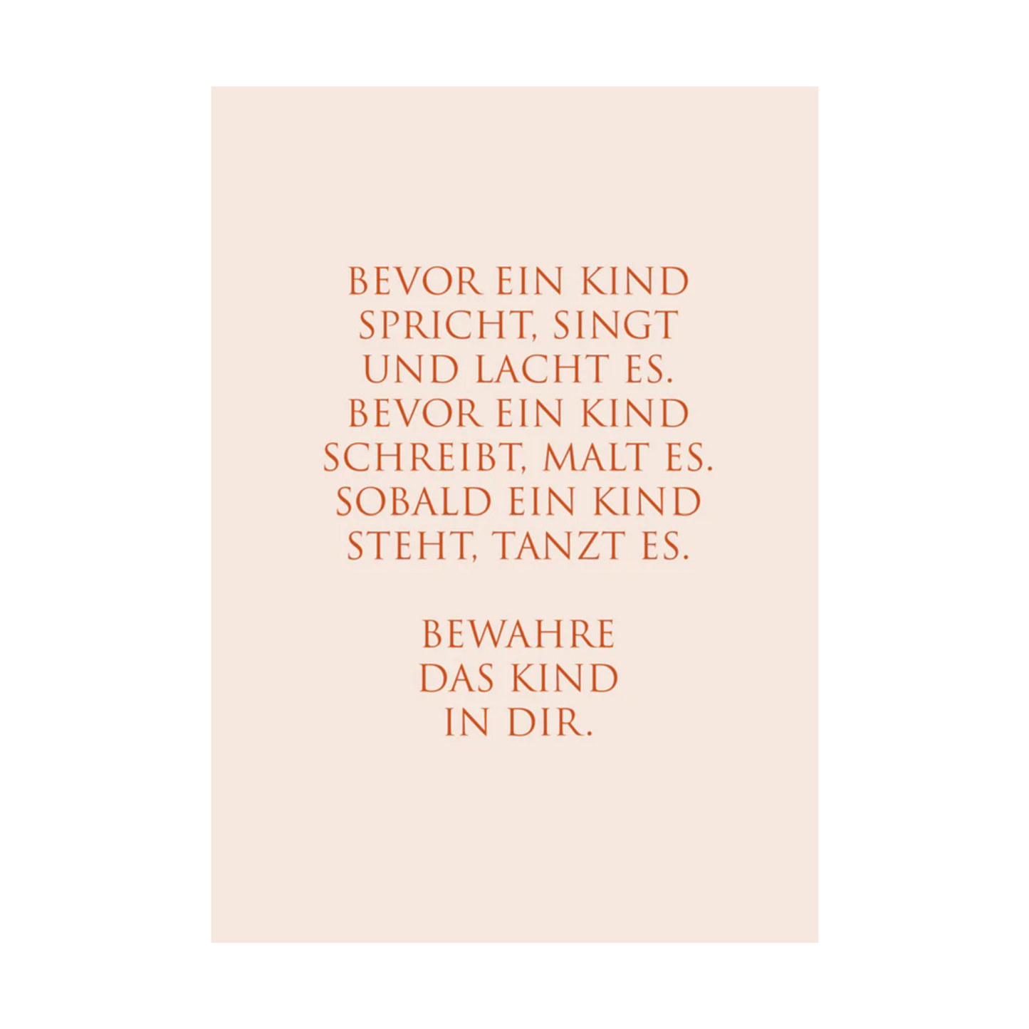 Zartrosafarbene Postkarte mit orangefarbener Schrift mit dem Text: "Bevor ein Kind spricht, singt und lacht es. Bevor ein Kind schreibt, malt es. Sobald ein Kind steht, tanzt es. Bewahre das Kind in Dir."