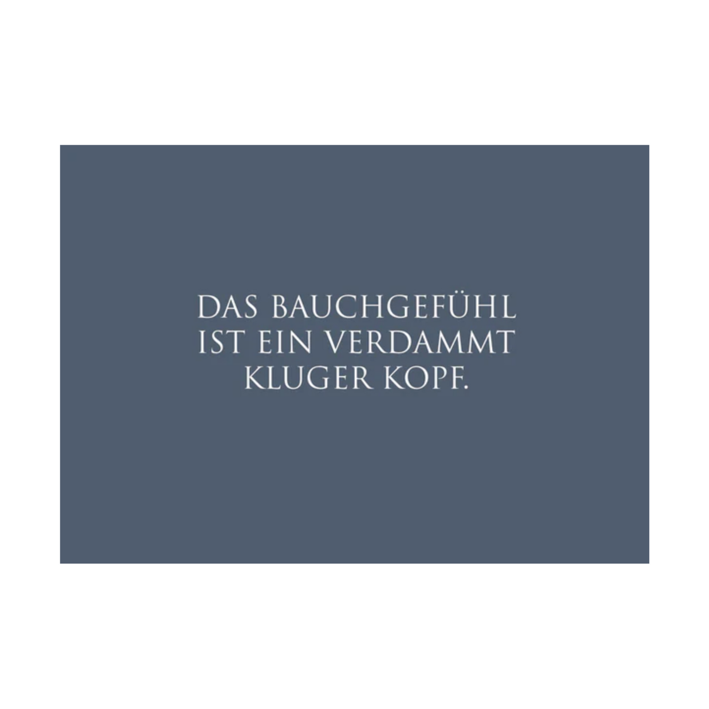 Dieses Bild zeigt eine Postkarte mit deutschem Text auf blauem Hintergrund. Der weiße Text in klarer, moderner Schrift trägt die folgende Botschaft:
„DAS BAUCHGEFÜHL IST EIN VERDAMMT KLUGER KOPF.“