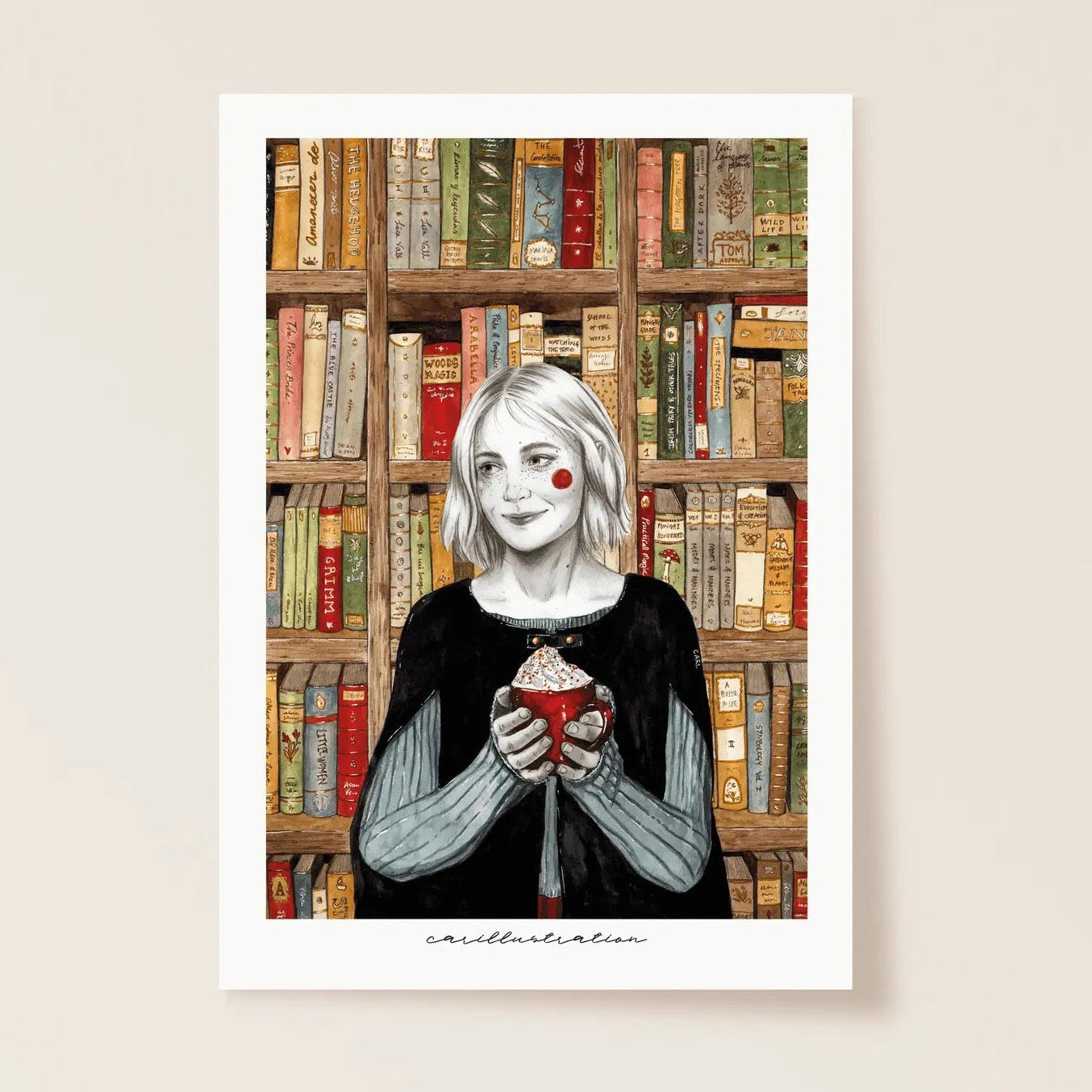 Person mit schulterlangem Haar und schwarzem Oberteil hält eine rote Tasse vor einem Bücherregal voller Bücher.