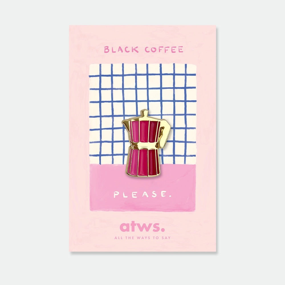 Emaille-Pin einer klassischen Espressokanne (Moka-Pot) in knalligem Pink und Gold vor einem blau-weiß karierten Hintergrund.