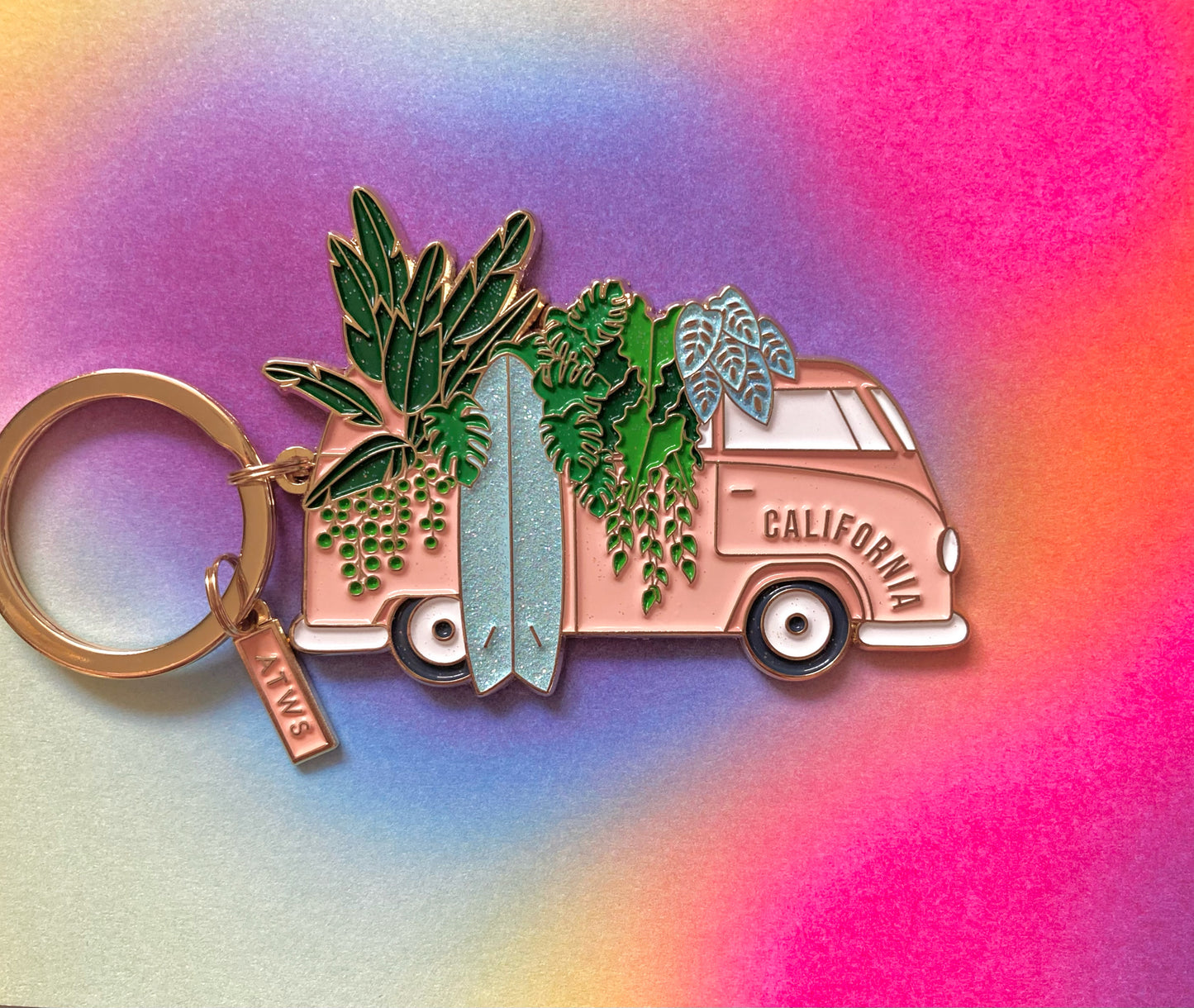 Schlüsselanhänger in Form eines Vans mit Aufschrift 'California', dekoriert mit grünen Pflanzen und zwei Surfboards