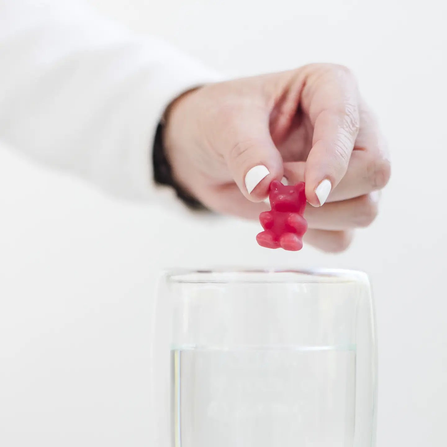 Zwei rote Bärenförmige Teebärli in transparenter Verpackung mit floralem Etikett, darauf steht 'EIN KLEINES DANKESCHÖN TEEBÄRLI Umarmung für dich'.