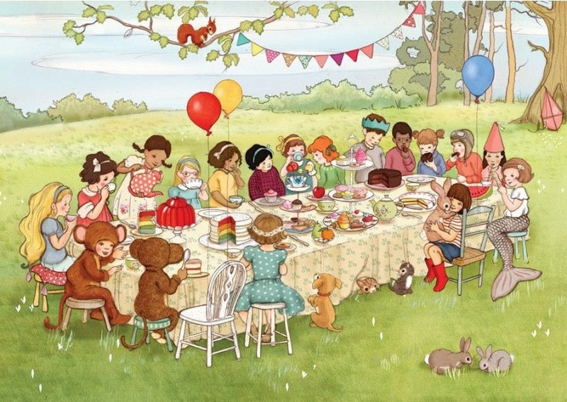 Kinder und Tiere sitzen an einem langen Gartentisch mit Kuchen und Getränken, umgeben von Luftballons, Girlanden und Bäumen.