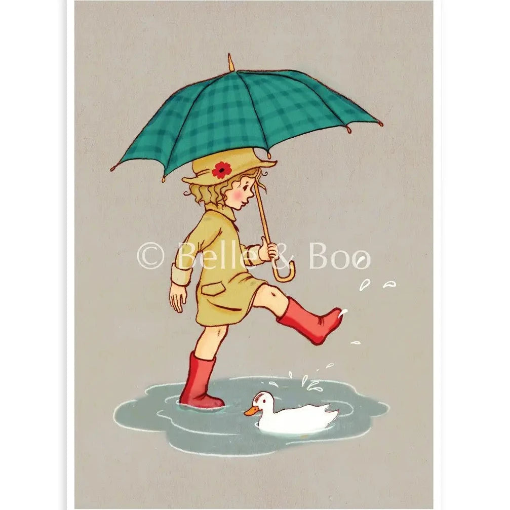 Mädchen mit Regenschirm stampft durch eine Pfütze