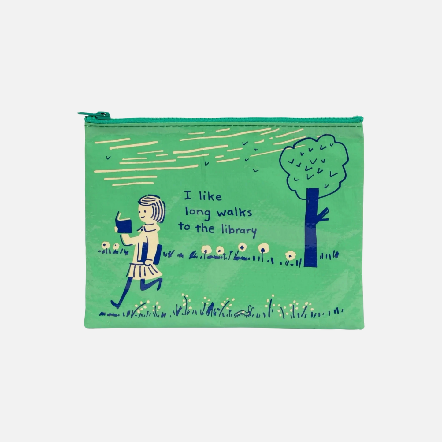 Grüne Tasche mit Reißverschluss, bedruckt mit einer Illustration eines Mädchens, das ein Buch hält, neben einem Baum und dem Text 'I like long walks to the library'