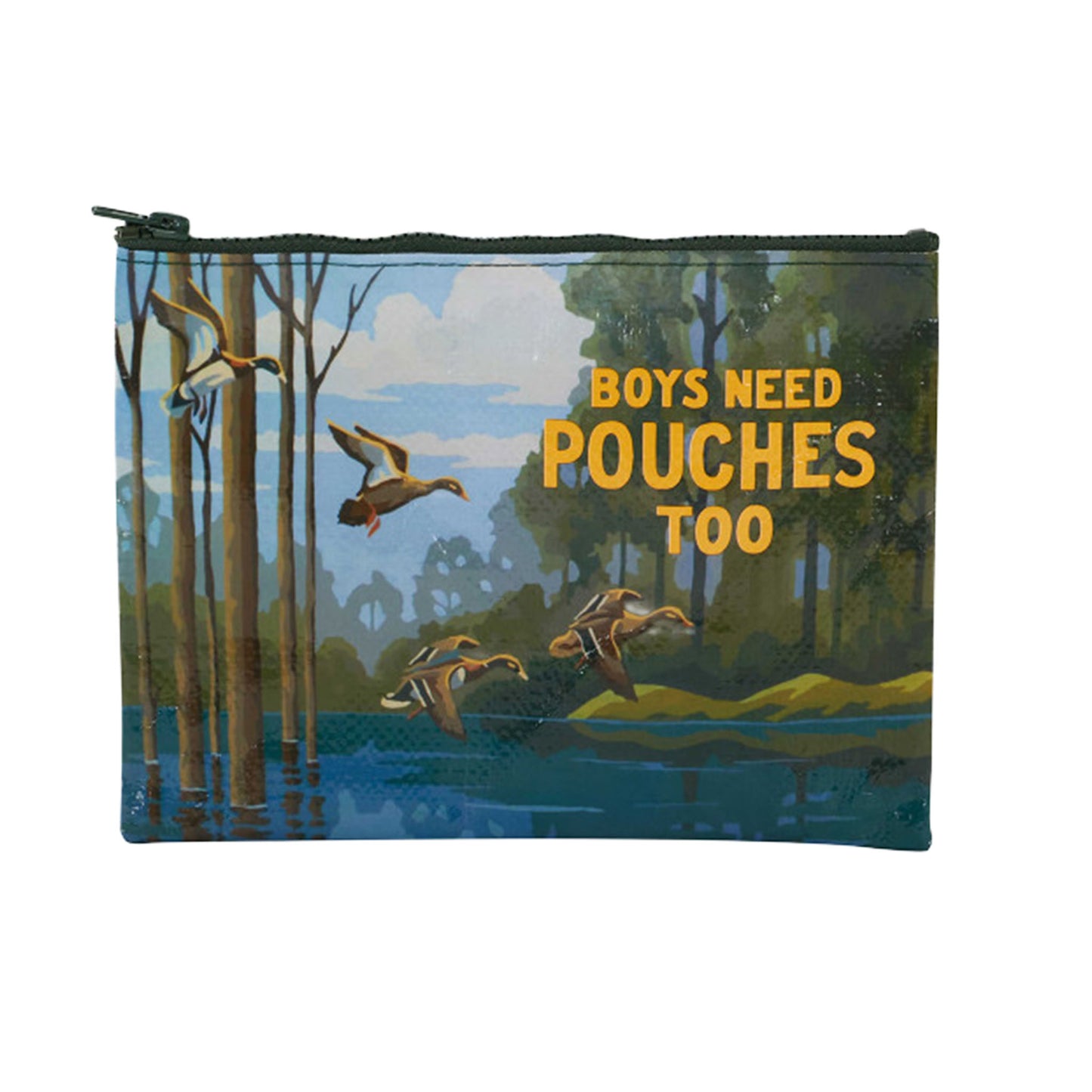 Reißverschlusstasche mit Aufdruck 'Boys need pouches too' und Illustration von fliegenden Enten über einem See mit Bäumen