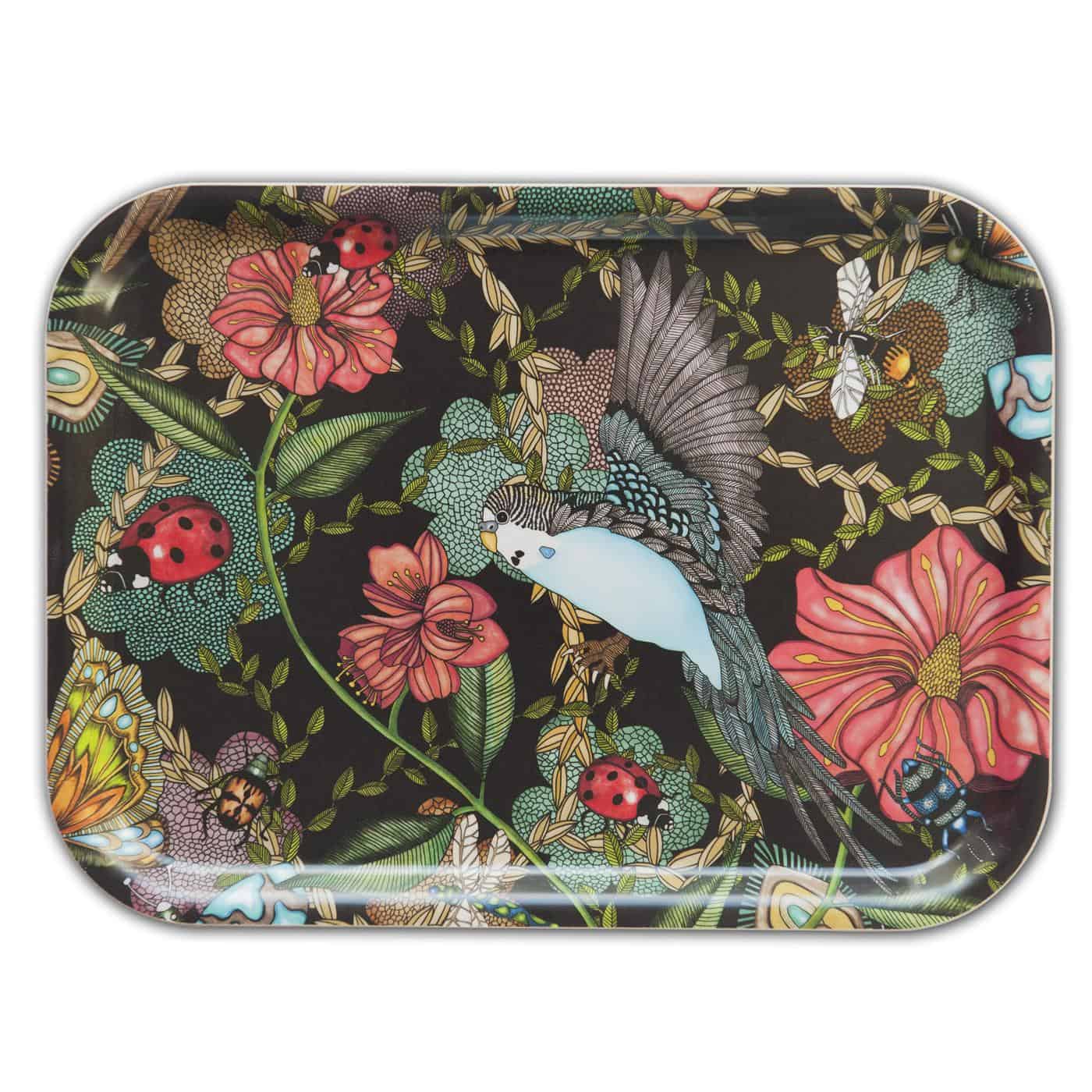 Rechteckiges Nadja Wedin Serviertablett mit schwarzem Hintergrund, einem fliegenden blau-weißen Wellensittich, rosa Blumen und Marienkäfern.