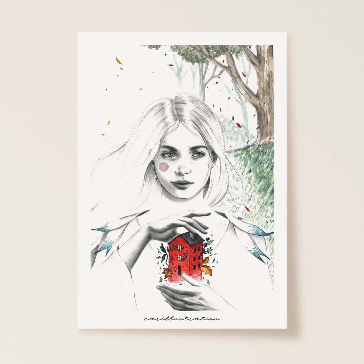 Zeichnung einer Person mit langen Haaren, die ein kleines rotes Haus zwischen den Händen hält, umgeben von Blättern und einem Baum im Hintergrund.