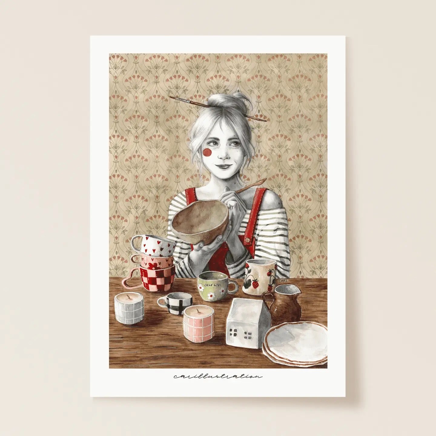 Person mit hochgestecktem Haar und roten Hosenträgern hält eine Schale, davor auf dem Holztisch verschiedene bunte Tassen, Kannen und Teller, im Hintergrund gemustertes Tapetenmuster.