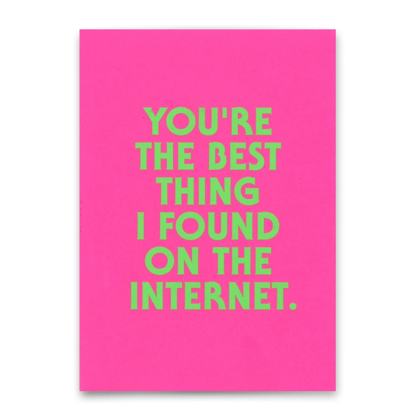 Ein rechteckiges, pinkfarbenes Blatt mit mittig angeordnetem, grünem Text. Die Schrift ist serifenlos und in Großbuchstaben gesetzt. Der Text lautet: 'YOU'RE THE BEST THING I FOUND ON THE INTERNET.'