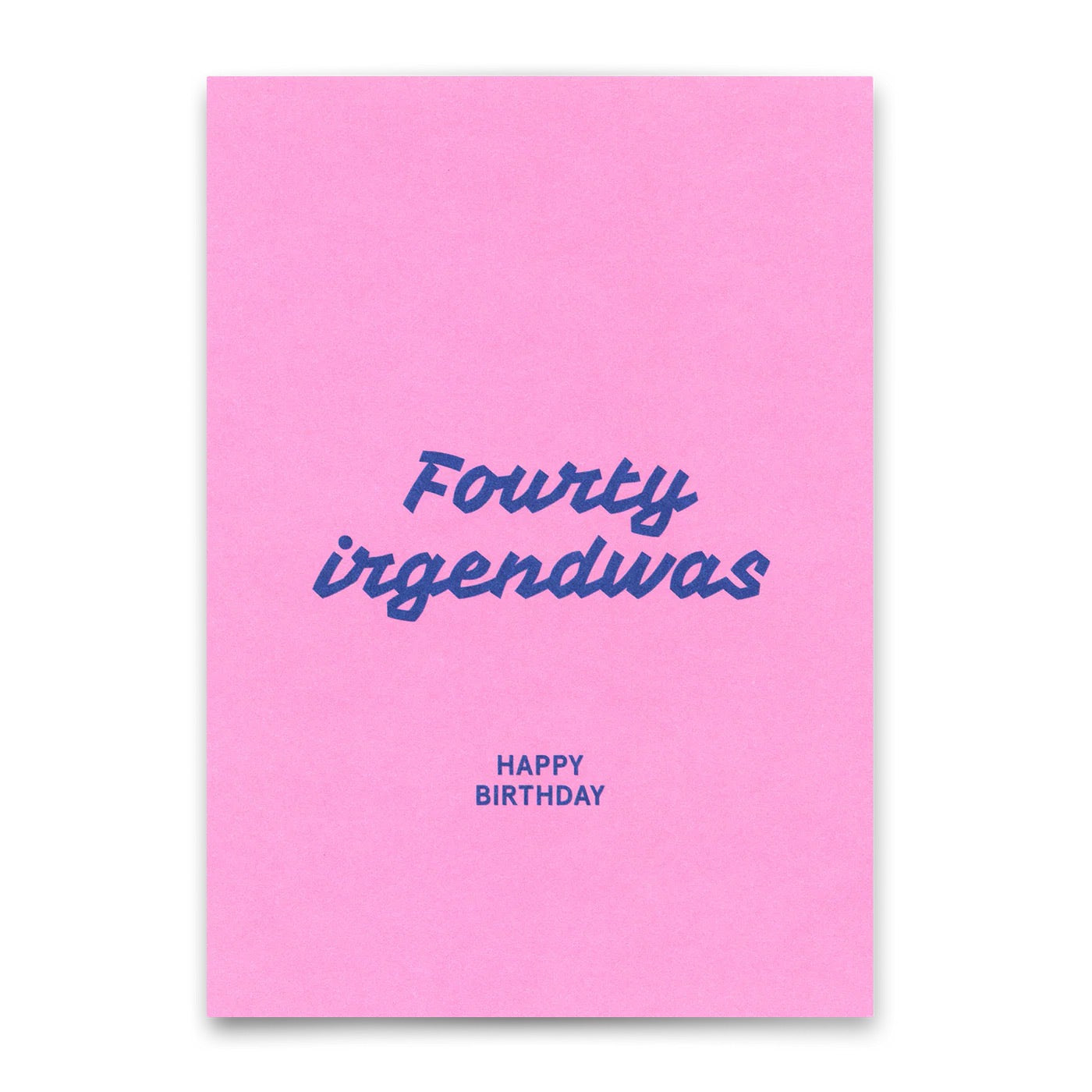 Pinke Geburtstagskarte mit der blauen Aufschrift „Fourty irgendwas“ und dem kleineren Zusatz „HAPPY BIRTHDAY“.