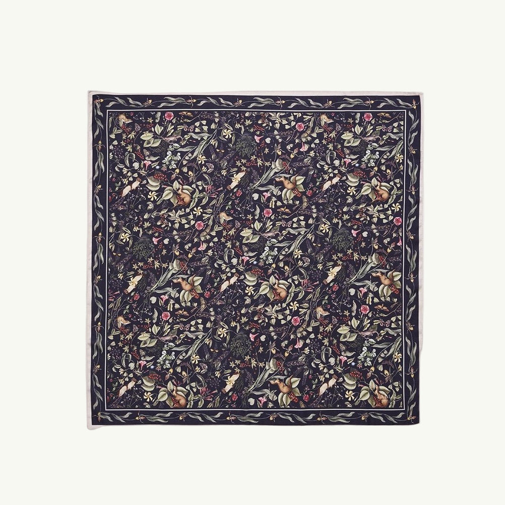 Quadratisches Tuch mit dichtem floralen Muster in gedeckten Farben und schmalem Rahmen mit Blätterornament.