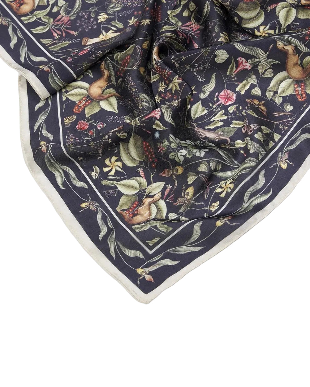 Quadratisches Tuch mit dichtem floralen Muster in gedeckten Farben und schmalem Rahmen mit Blätterornament.