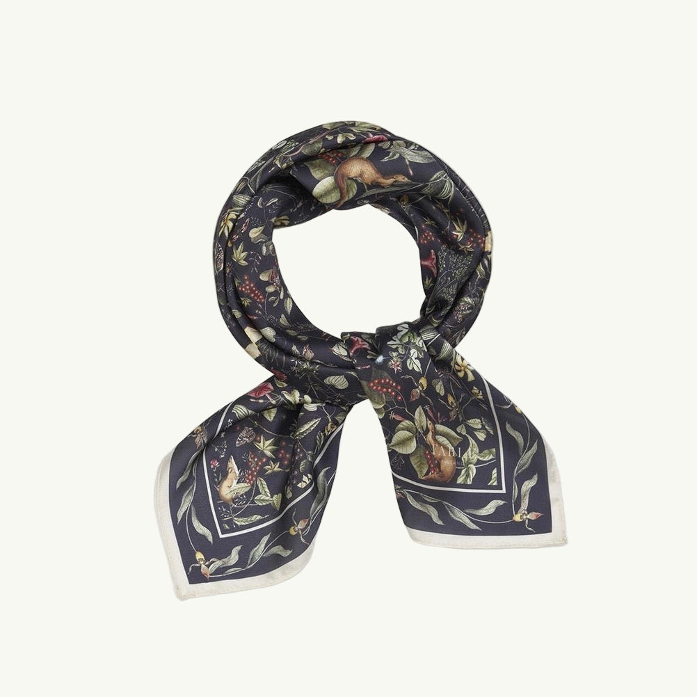 Quadratisches Tuch mit dichtem floralen Muster in gedeckten Farben und schmalem Rahmen mit Blätterornament.