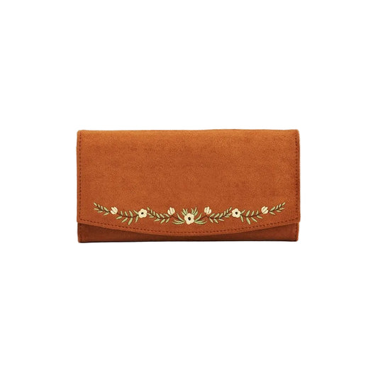 Frontale Produktaufnahme der geschlossenen Fable England Geldbörse „Rust“ mit Fokus auf die symmetrische Blumenstickerei.