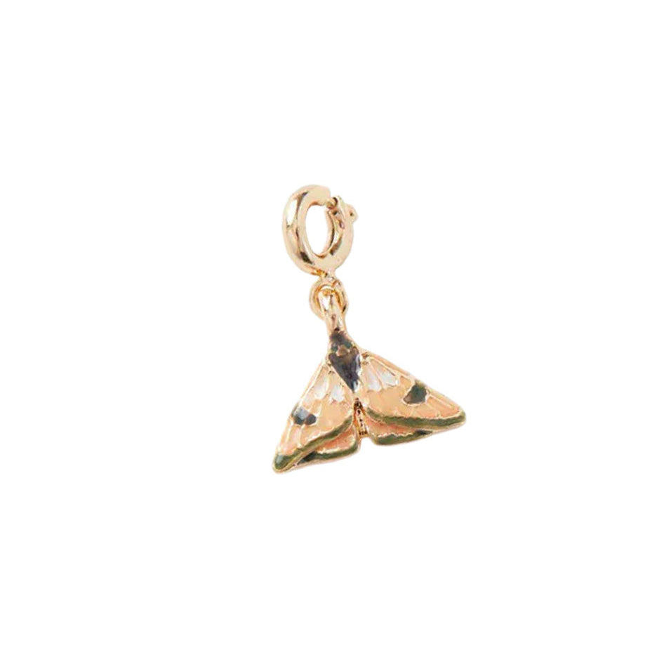 Handbemalter Nachtfalter-Charm von Fable England mit pfirsichfarbener und grüner Emaille an einem goldenen Karabinerverschluss, freigestellt auf weißem Hintergrund.