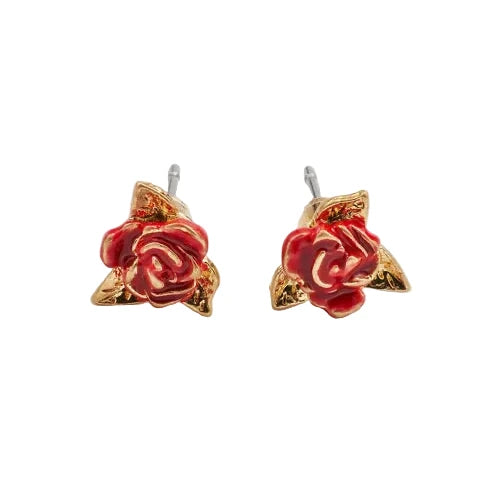 Paar Ohrstecker in Form roter Rosen mit goldfarbenen Blättern.