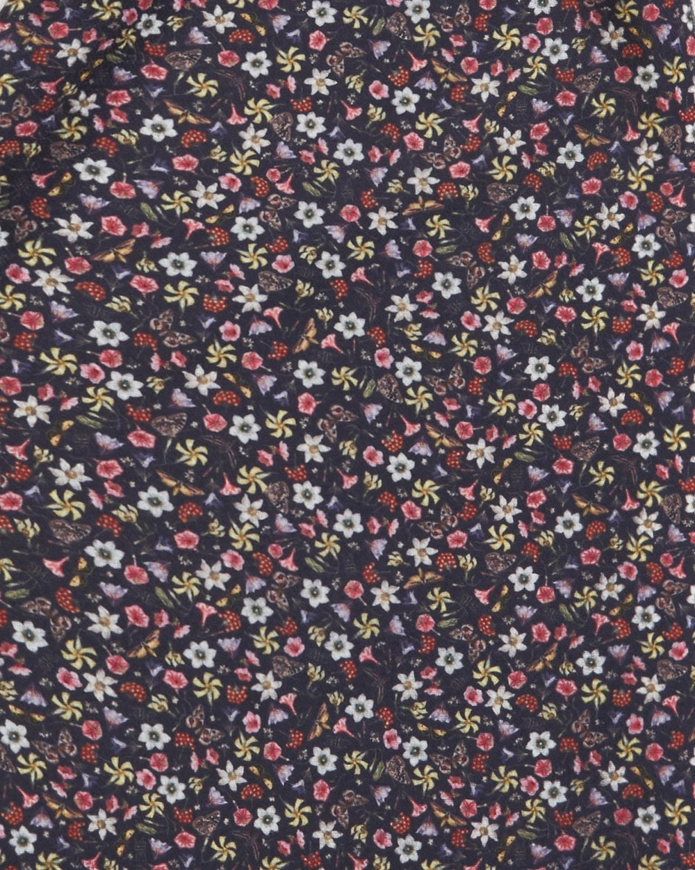 Dunklerblauer Schal mit kleinen, bunten Blumenmuster.