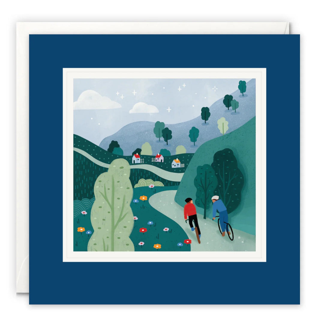 Illustration von zwei Radfahrern auf einem gewundenen Weg durch eine hügelige Landschaft mit kleinen Häusern und Blumen.