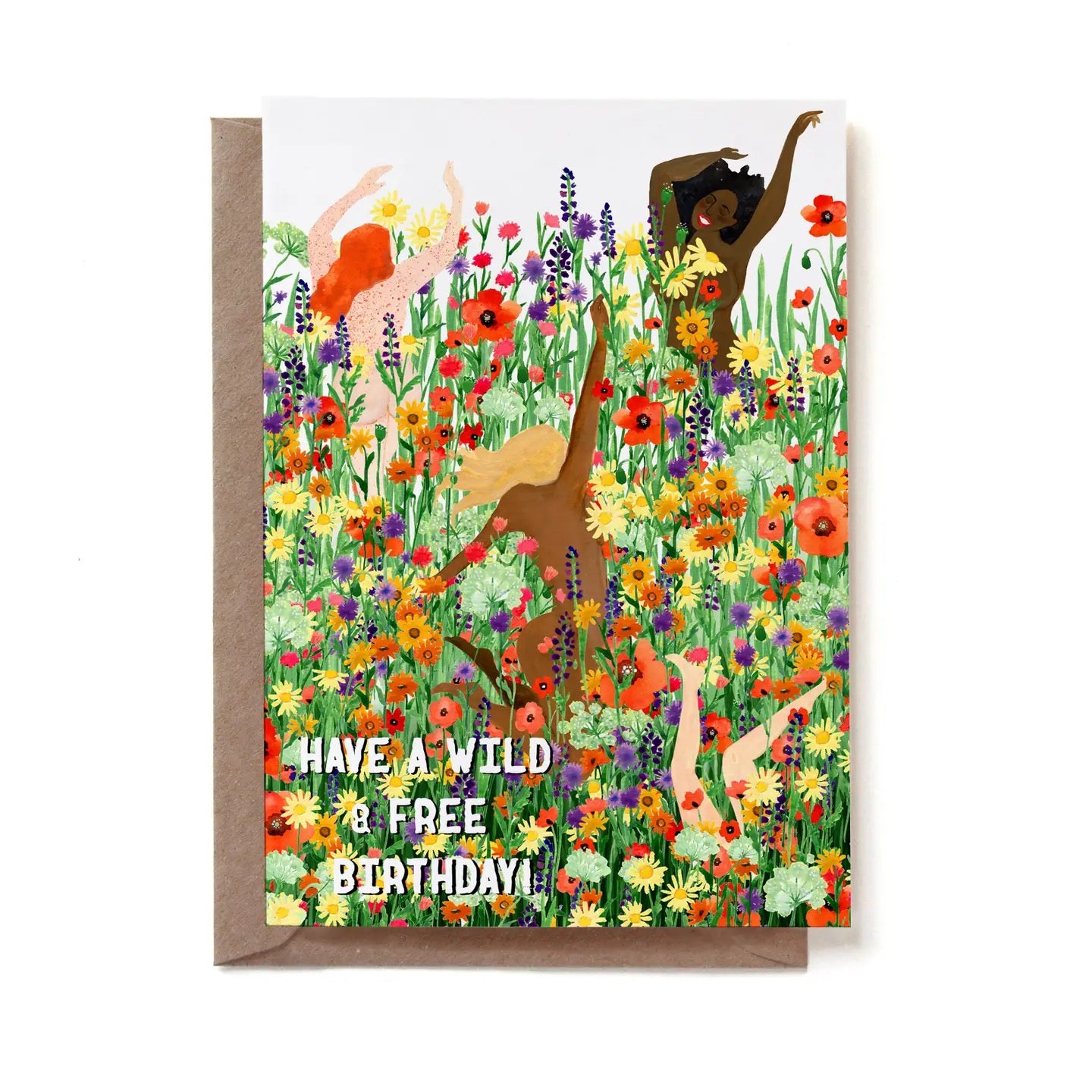 Eine farbenfrohe, illustrierte Geburtstagskarte mit der Aufschrift „HAVE A WILD & FREE BIRTHDAY!“. Die Illustration zeigt eine dichte, üppige Sommerwiese voller bunter Wildblumen wie Mohn, Kamille und Kornblumen. Mittendrin tanzen und springen vier nackte Frauen ausgelassen und frei im Einklang mit der Natur. Die Karte steckt in einem braunen Kraftpapier-Umschlag.