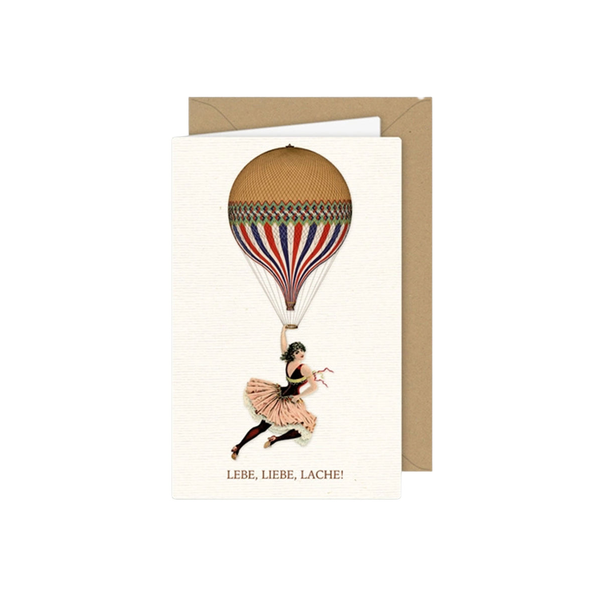 Vintage-Grußkarte mit einer Akrobatin/Tänzerin im Rosa Tüllkleid, die sich an der Halterung eines gestreiften Heißluftballons in Rot, Blau, Weiß und Gold festhält. Darunter steht der Text „LEBE, LIEBE, LACHE!“.