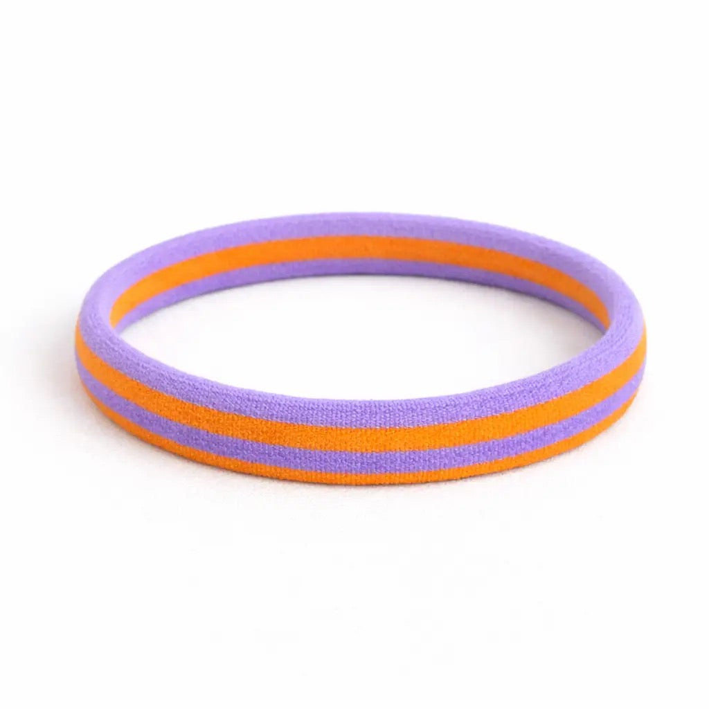 Elastisches Nylon-Haargummi in Lila mit orangefarbenen Streifen, schonend zum Haar.