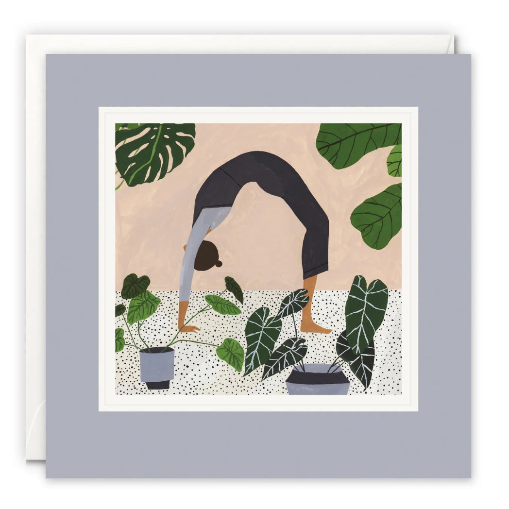 llustration einer Person bei einer Yoga-Übung (Rad/Brücke) inmitten von großen grünen Zimmerpflanzen wie Monstera.