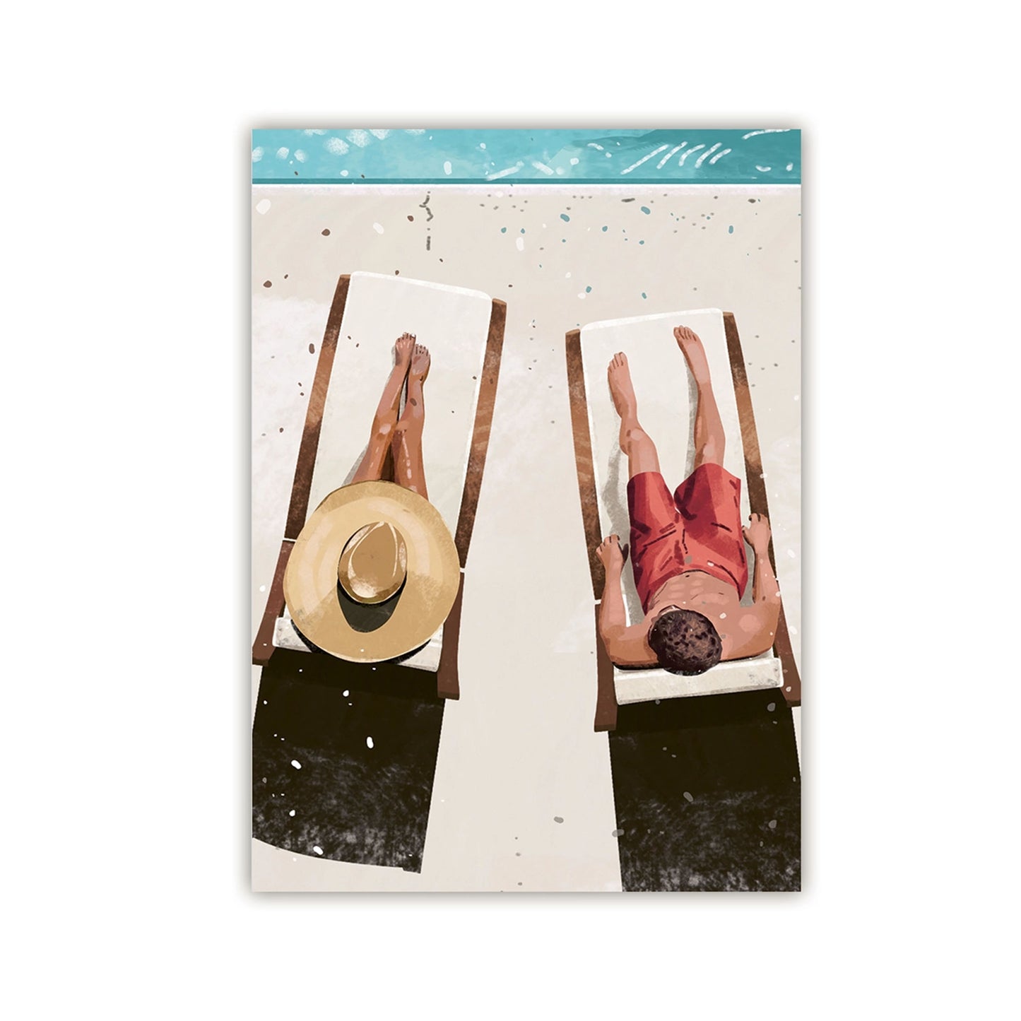 Kunstvolle Vektor-Illustration in Vogelperspektive: Eine Frau mit großem Strohhut und ein Mann in roten Badehosen liegen entspannt auf Sonnenliegen an einem hellen Sandstrand direkt am türkisfarbenen Wasser.