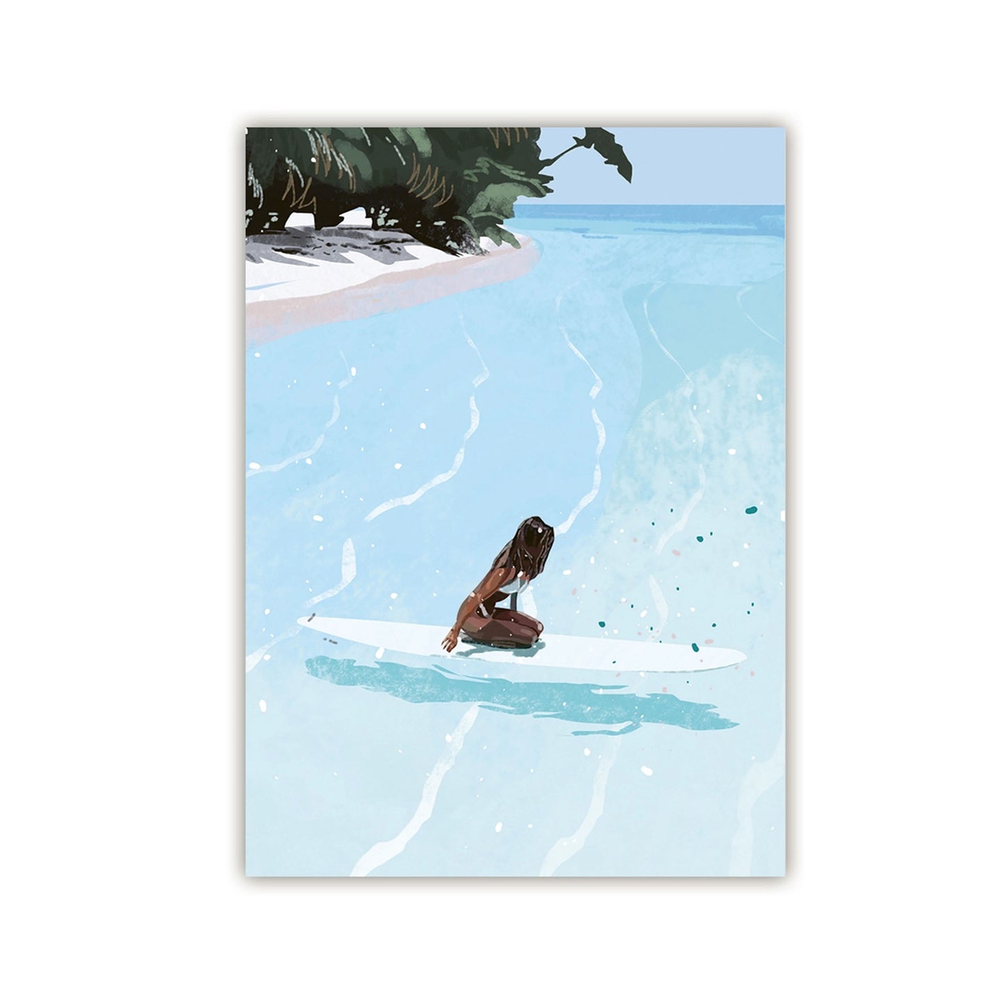 Stilvolle Illustration in Vogelperspektive: Eine Frau kniet auf einem weißen Surfbrett in sanften, hellblauen Wellen vor einer tropischen Insel mit grünen Palmen.