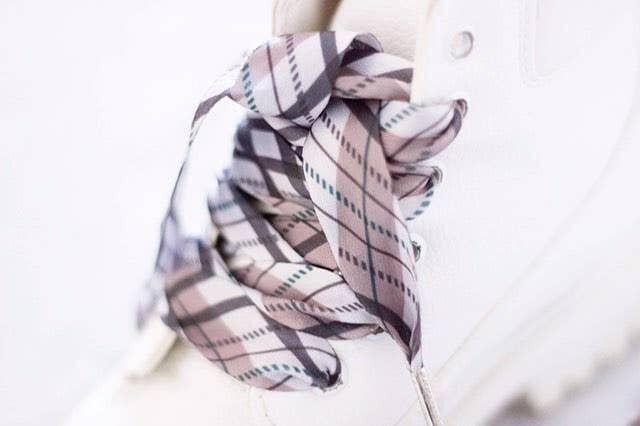 kariertes Schnürband