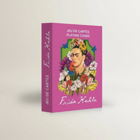 Eine geschlossene, hochkant stehende Produktbox des Frida Kahlo Kartenspiels von Mon Petit Art. Die Box ist in kräftigem Magenta gehalten. Auf der Vorderseite ist ein illustriertes Porträt von Frida Kahlo zu sehen, umrahmt von einem grünen Bogen, üppigen bunten Blumen und Schmetterlingen. Oben steht der Text „JEU DE CARTES / PLAYING CARDS“ und unten der geschwungene Schriftzug „Frida Kahlo“.