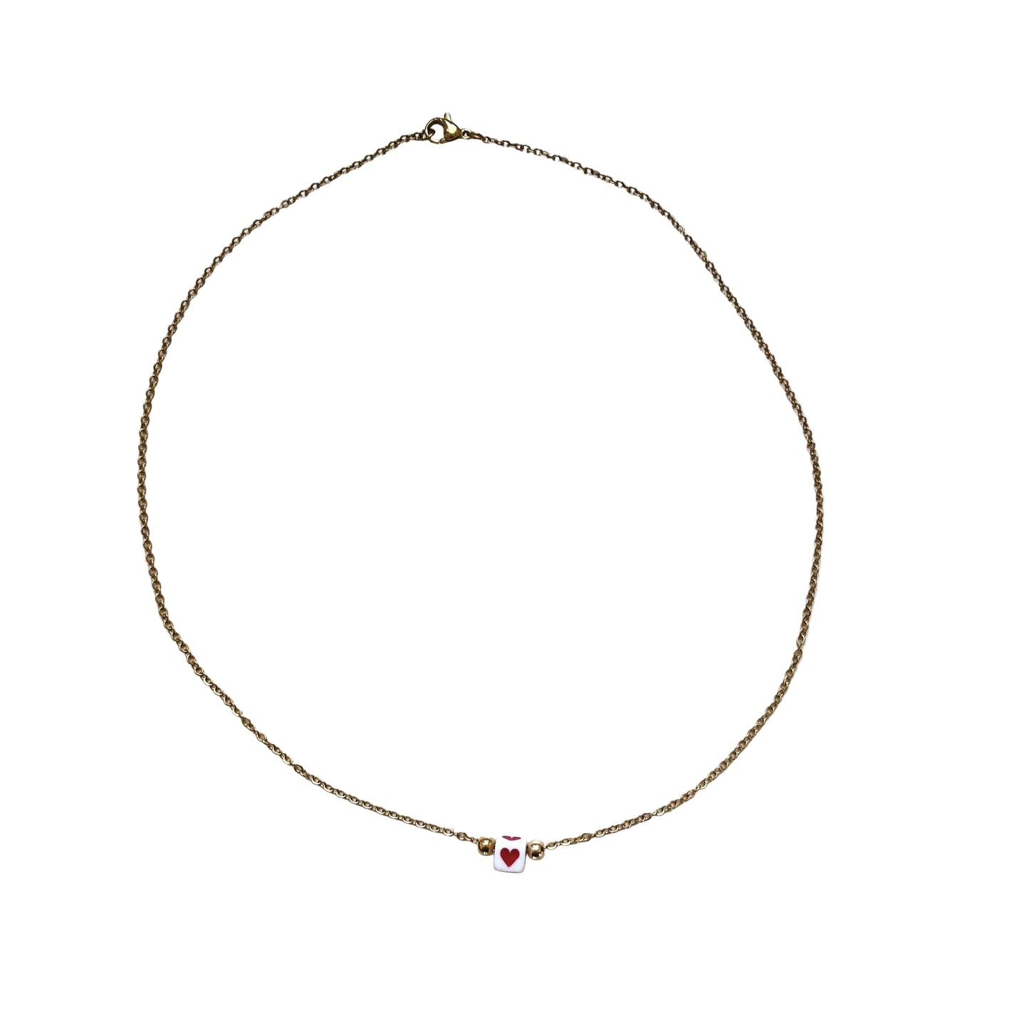 Zarte goldene Gliederkette mit einem kleinen weißen Würfel in der Mitte, auf dem ein rotes Herz abgebildet ist.