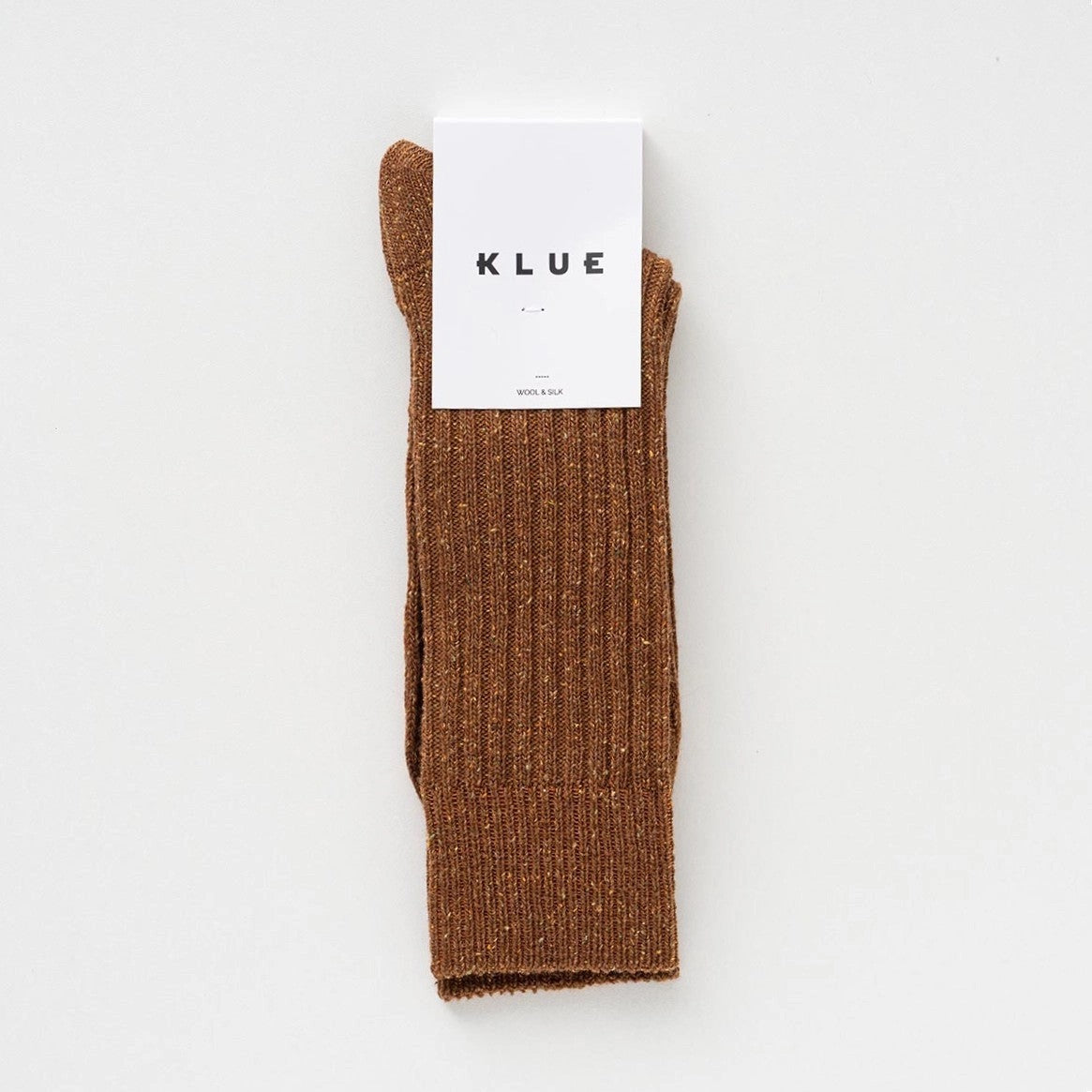 Flach liegende KLUE DUST STAR Design-Socken in Hellbraun die die feine, hochwertige Strick-Struktur des Seiden-Woll-Gemischs zeigen.