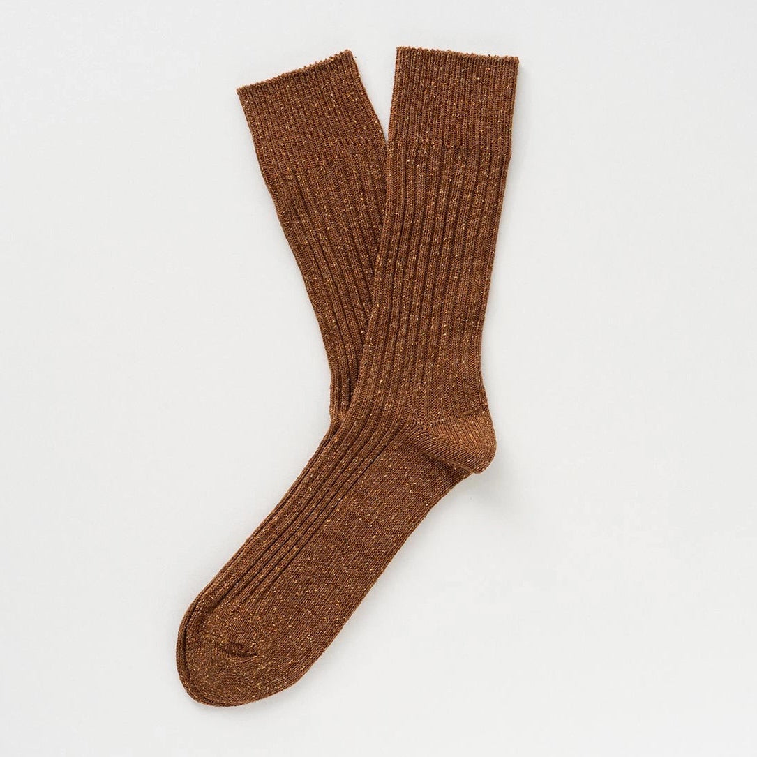 Flach liegende KLUE DUST STAR Design-Socken in Hellbraun die die feine, hochwertige Strick-Struktur des Seiden-Woll-Gemischs zeigen.