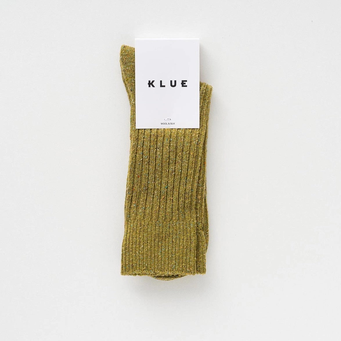 Flach liegende KLUE DUST STAR Design-Socken in Khaki, die die feine, hochwertige Strick-Struktur des Seiden-Woll-Gemischs zeigen.