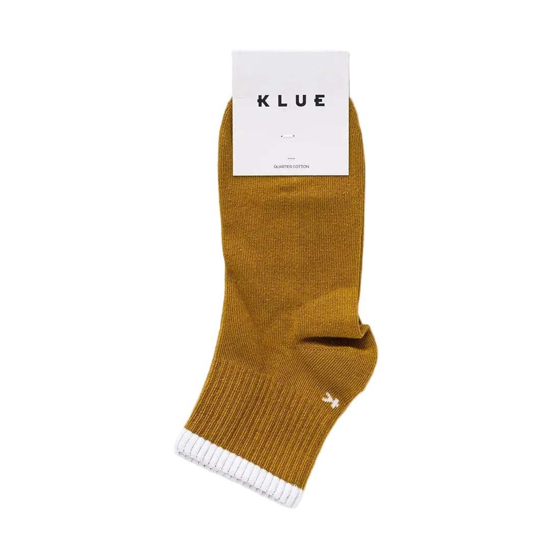 Karamellfarbene KLUE Quarter Tennis Socke aus Bio-Baumwolle mit weißem Kontraststreifen am Rippbund und dezentem weißem Logo-Stick.