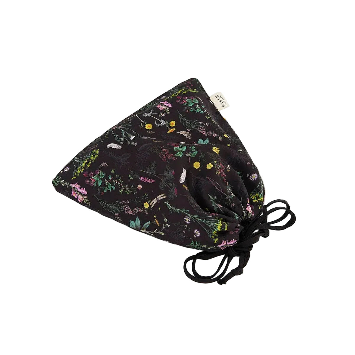 Schwarzer Kordelzugbeutel aus Satin mit einem botanischen Wildblumenmuster und Libellen, flach liegend auf grauem Hintergrund.