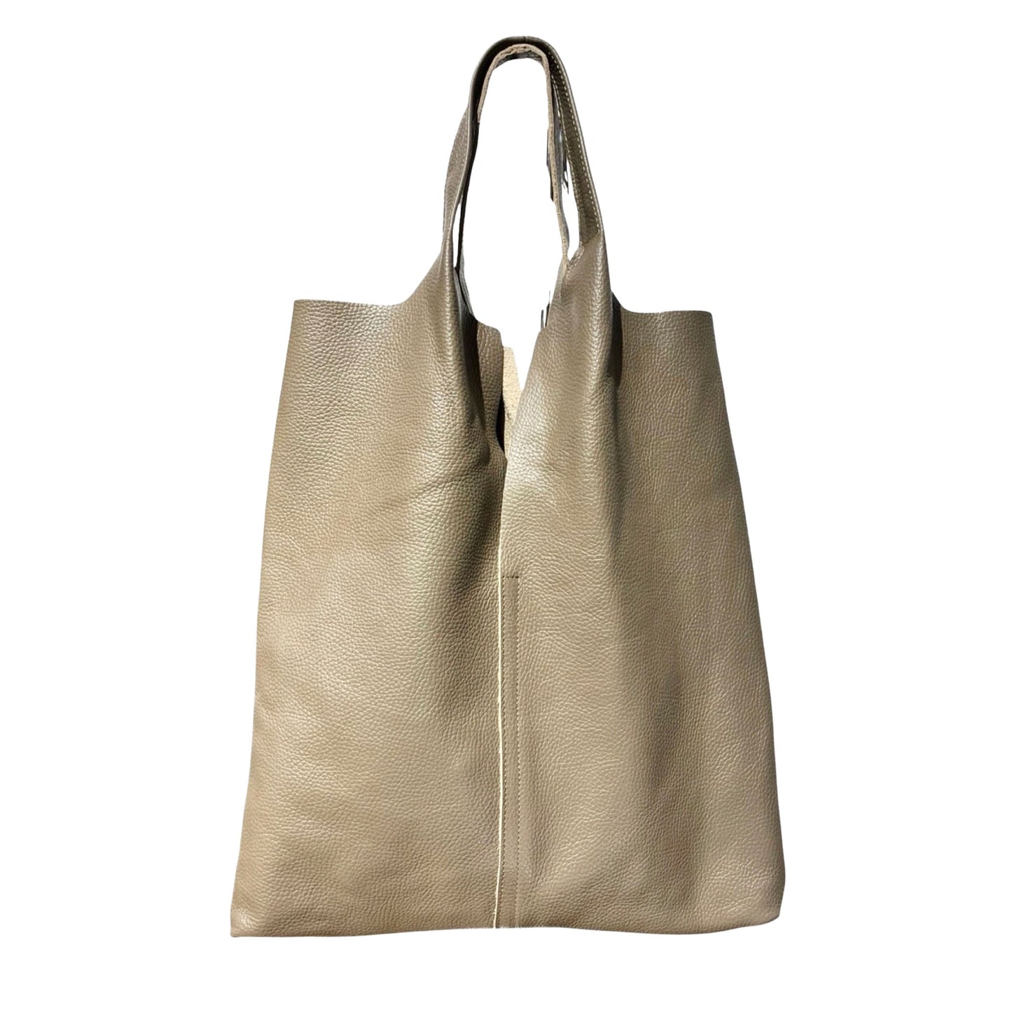 Minimalistischer Leder-Shopper in Taupe aus genarbtem Echtleder vor weißem Hintergrund